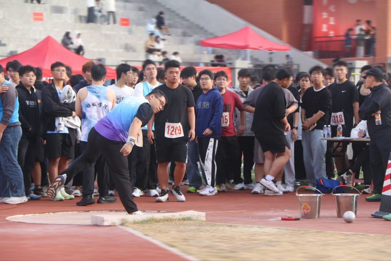 蓄力挥掷竞风流——记我院学子郑...