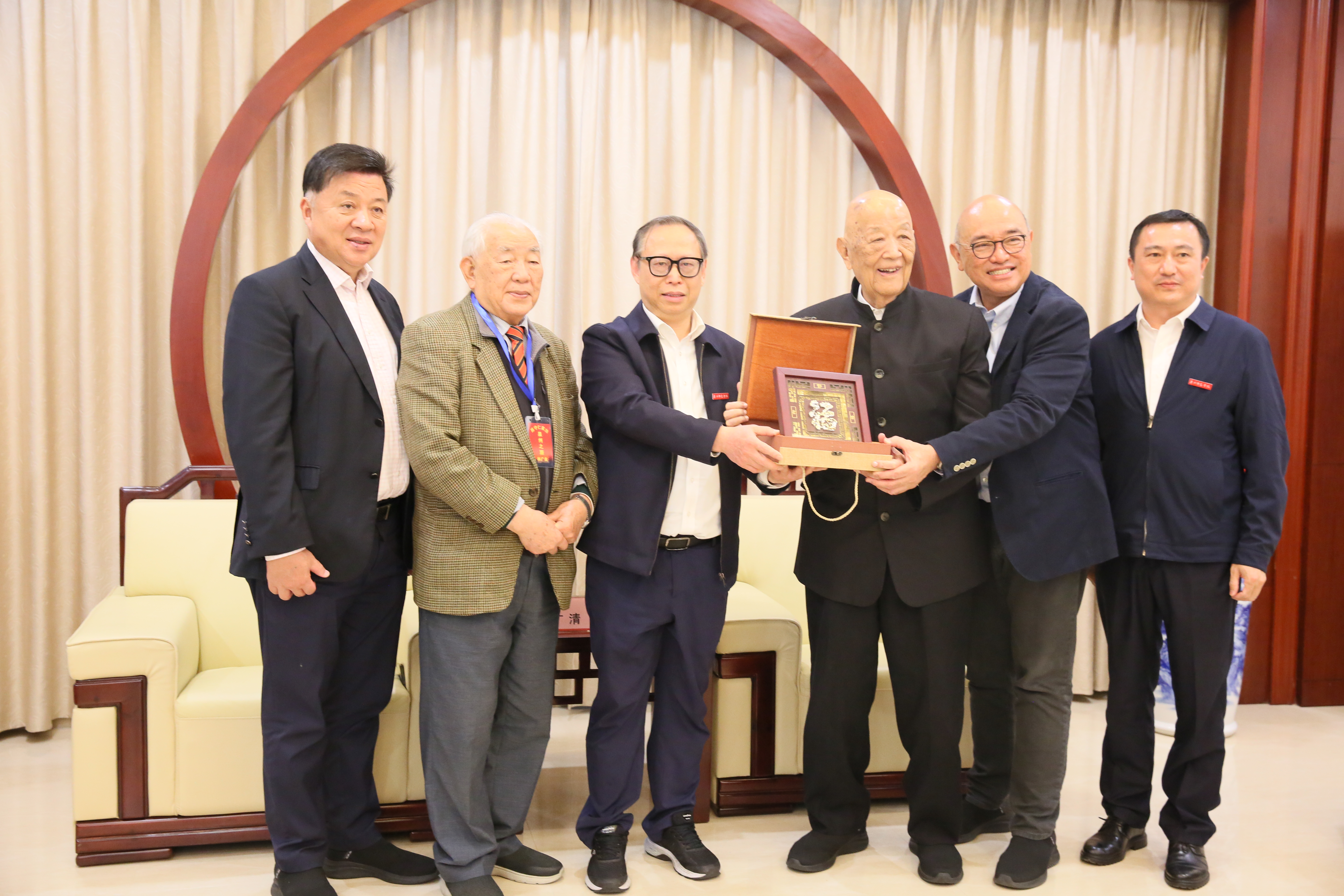 院长屈广清向陈守仁董事长赠送纪...